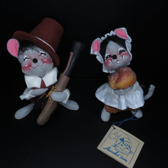 Vintage Annalee "Pilgrim Boy and Girl" Decorative Set of Plush Mice - Picture 5 of 5